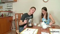 Молоденькая русская пара занимается трахом на диване